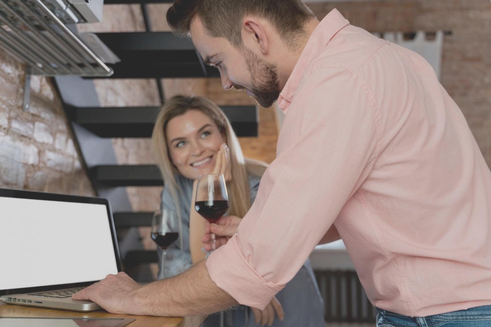Entrepreneur analysant des documents financiers dans un bureau moderne